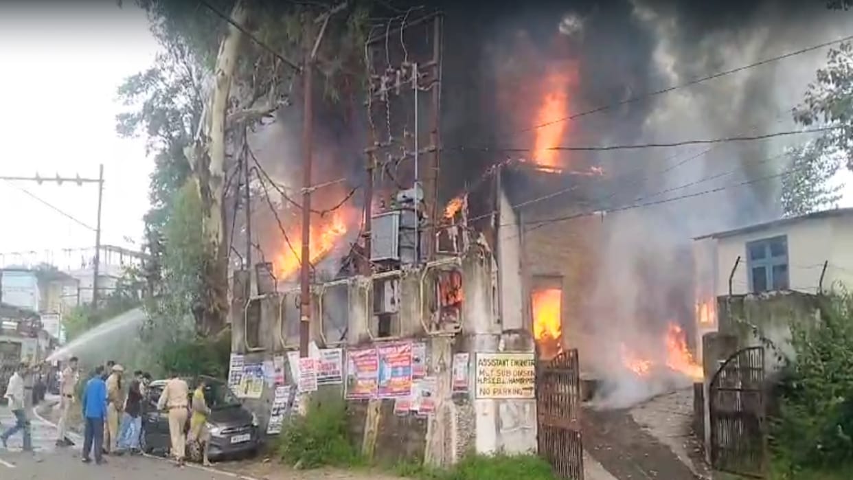 Fire broke out in electricity board transformer and NNT lab in Hamirpur's Anu