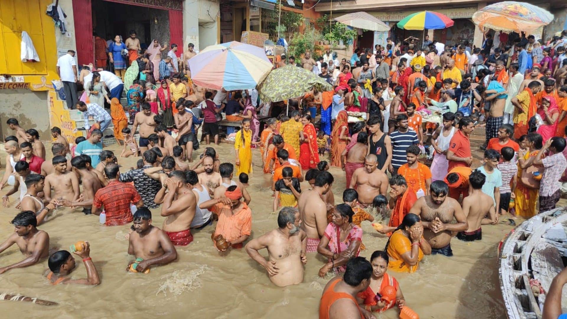 Sawan 2024 fourth Monday crowd of devotees gathered at Kashi Vishwanath Dham