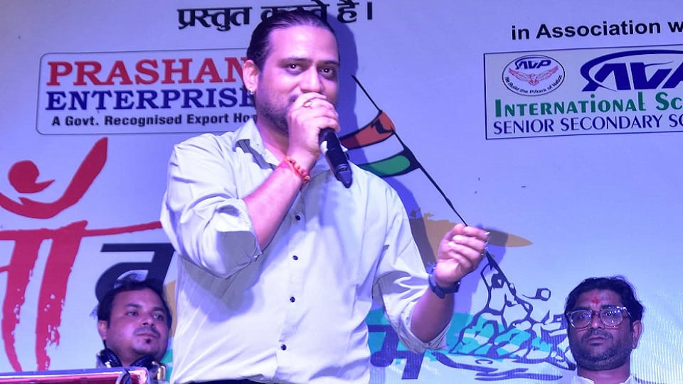 Patriotic songs of Atul Pandit echoed at the center point of Aligarh