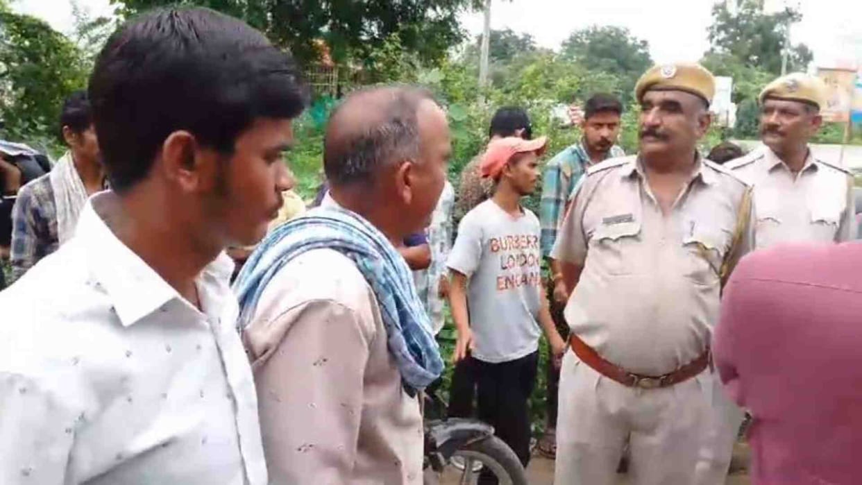 Udaipur News: Three youths riding a bike died after being hit by a trailer, driver absconded