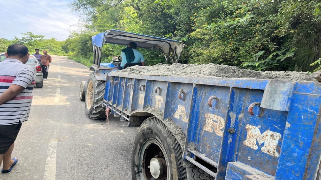 Sansarpur Terrace Police issued challans for five tractors for illegal mining and collected