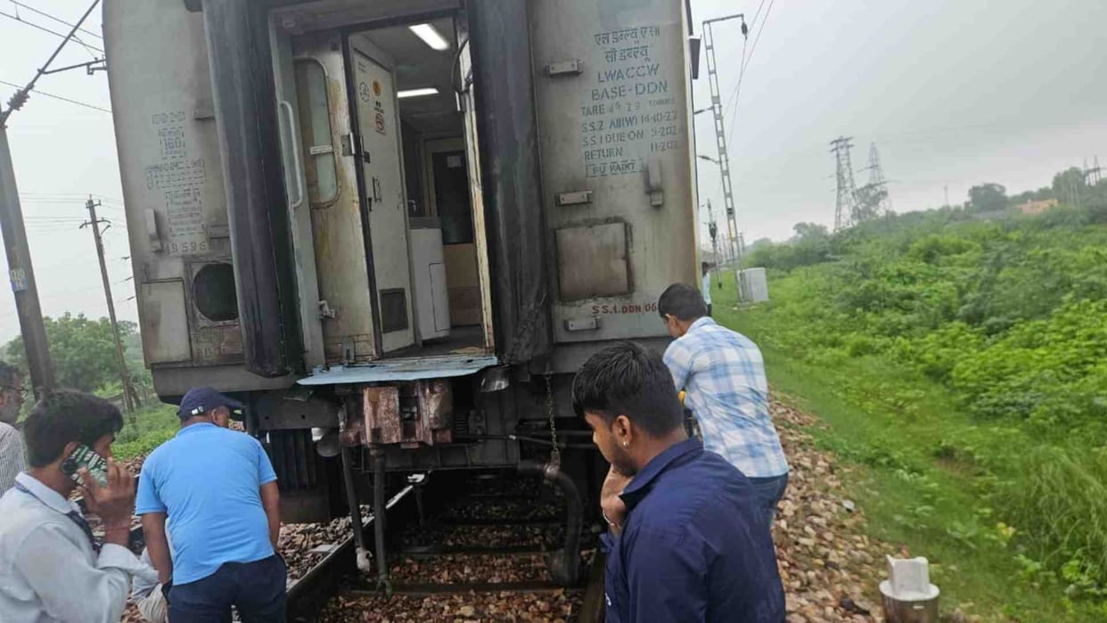 Bharatpur News: Nanda Devi train split into two parts in Sevar police station area of Bharatpur