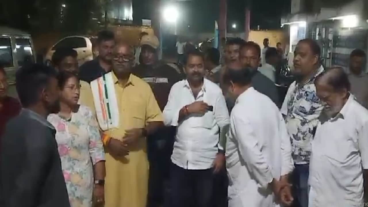 कांग्रेस विधायक इन्द्र साव धरने पर बैठे