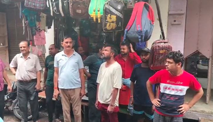 Iron door cut from shop in Raya's Katra market theft worth lakhs from grocery shop
