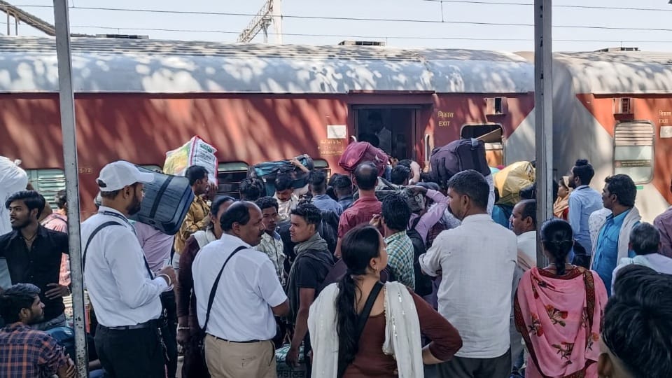 Long waiting in luhdiana to UP Bihar and Jharkhand trains long distance trains are full before Rakshabandhan