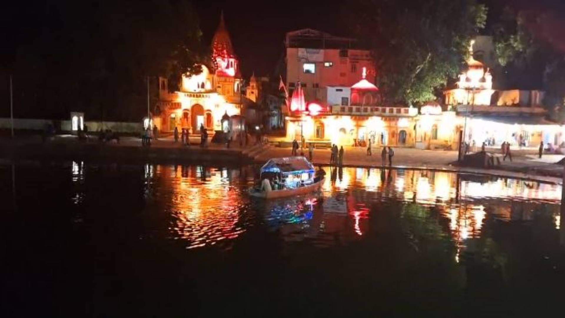 MP News Ganga Aarti performed with 1,100 lamps for first time in Sagar historical heritage Lakha Banjara Lake