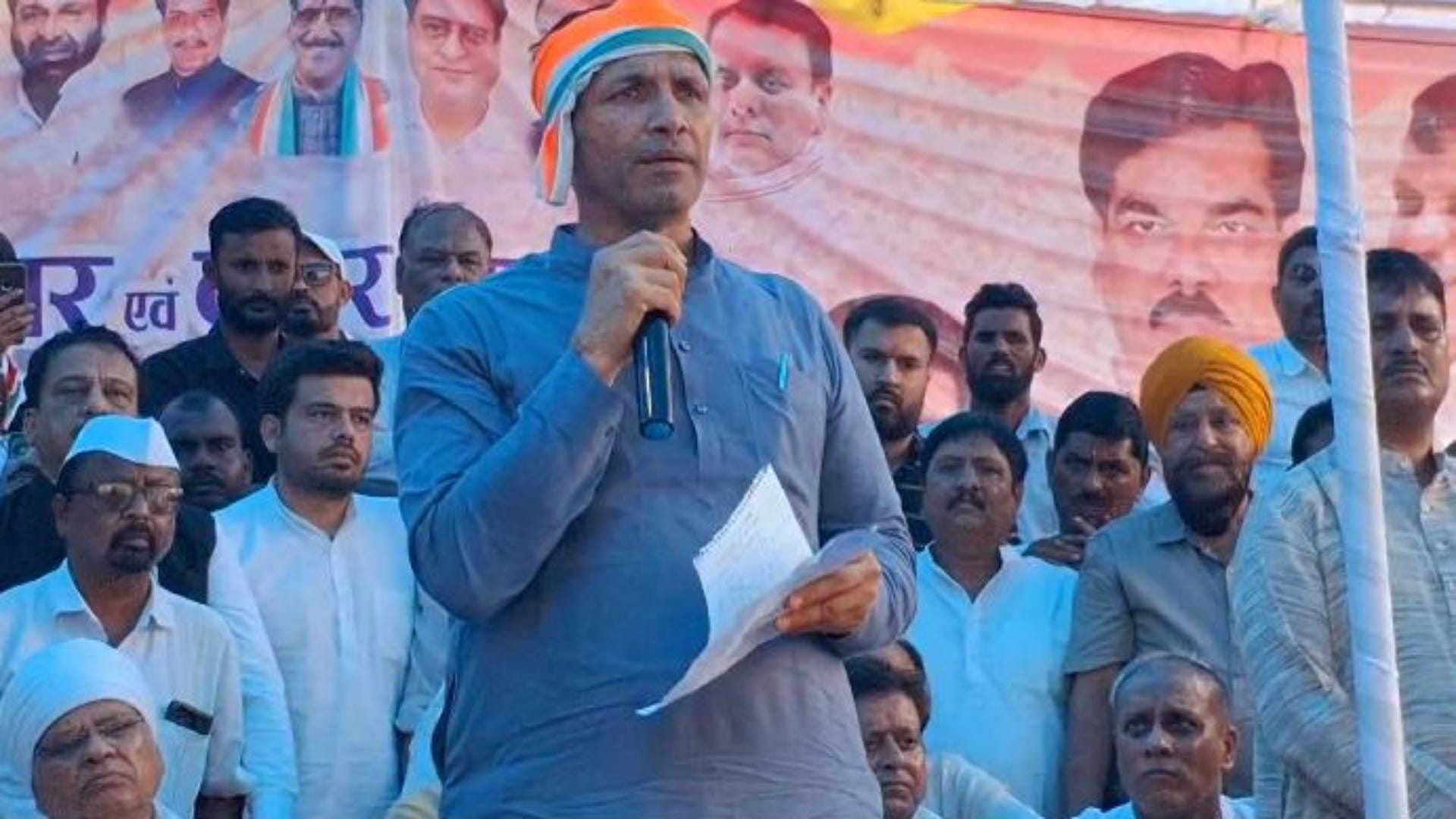 लोगों को संबोधित करते हुए जीतू पटवारी