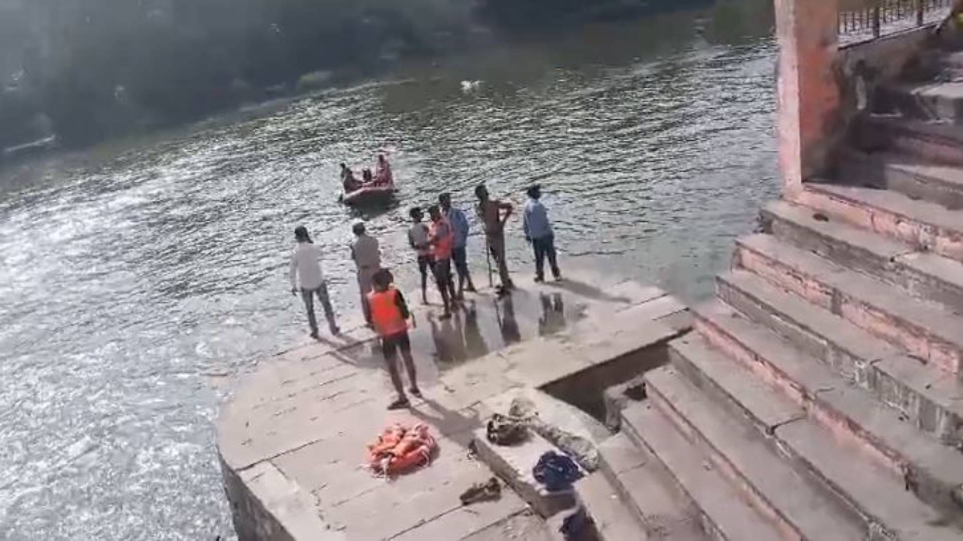 कुंड किनारे खड़े हुए लोग