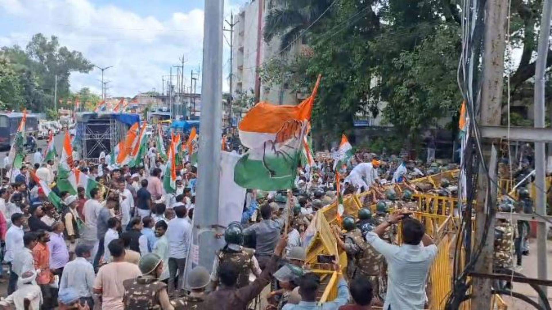 Congress Protest in Sagar Hundreds of workers including Patwari came out to surround Collectorate
