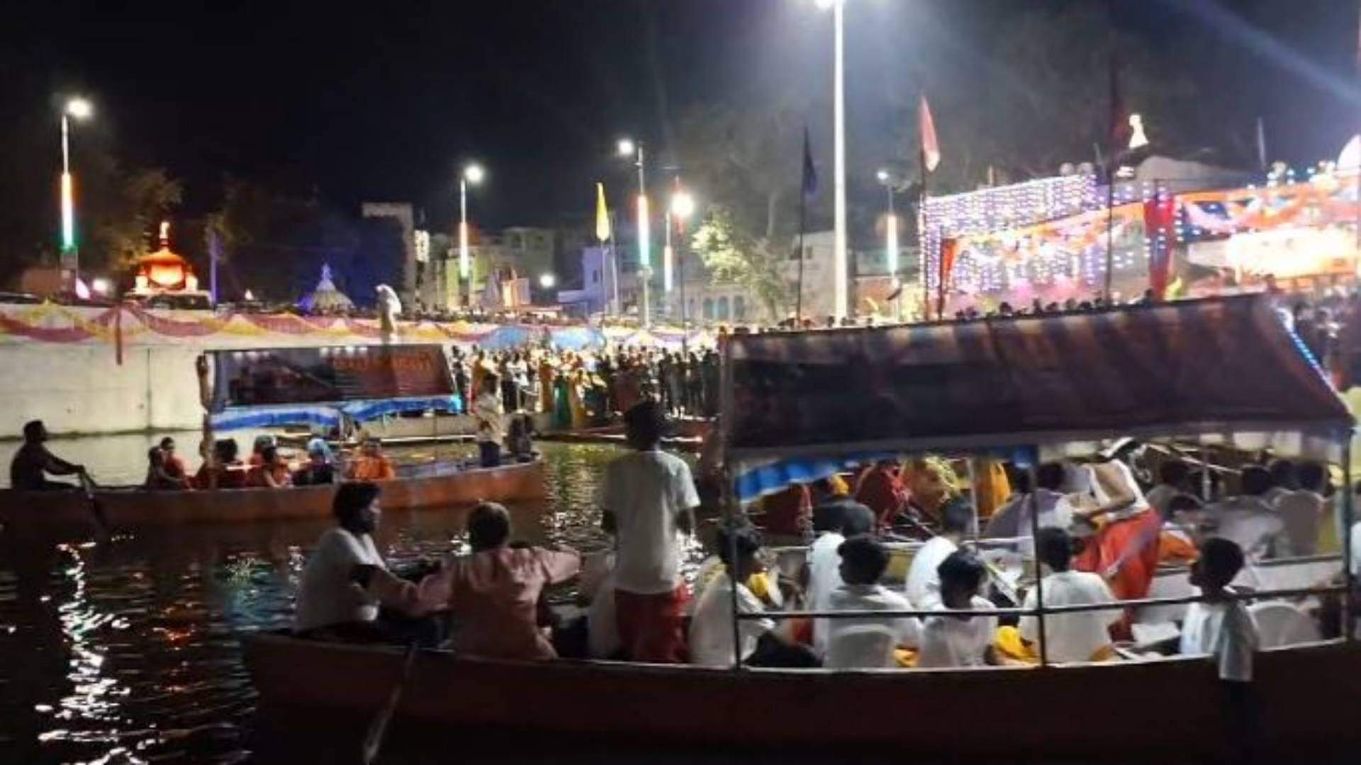 MP News Ganga Aarti performed with 1,100 lamps for first time in Sagar historical heritage Lakha Banjara Lake