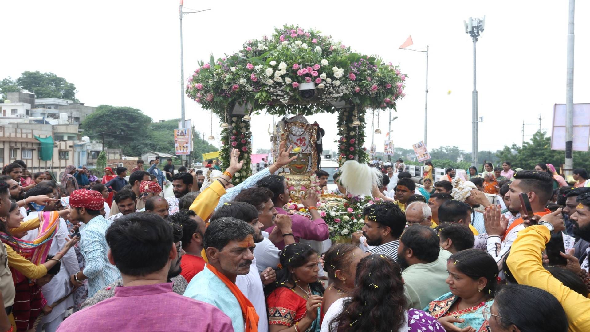 Mandsaur Pashupatinath came out in palanquin form of Ardhanarishwar to know condition of devotees see photos