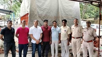 Chittorgarh News: पुलिस ने पीछा किया तो ट्रक छोड़ भागा तस्कर, चार करोड़ का 27 क्विंटल डोडा चूरा बरामद Chittorgarh News: Police caught 27 quintals of doda chura worth four crores, smuggler absconded
