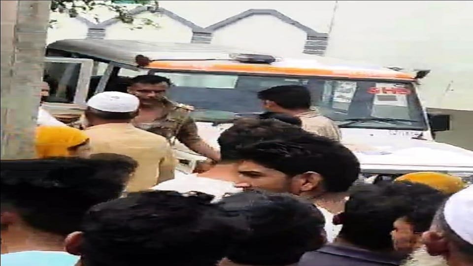 Saharanpur: Police team attacked, uniform torn, drug smuggler freed by putting chilli in eyes, 56 booked