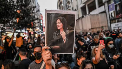 प्रदर्शन के दौरान महसा अमिनी की फोटो लिए लोग (फाइल)