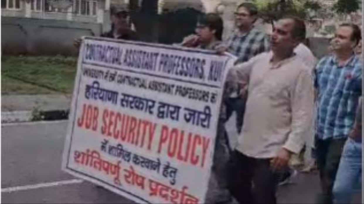 Kurukshetra: Contracted assistant professors took to the streets demanding regularization of services