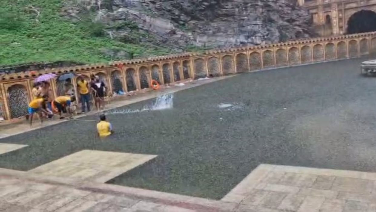 Jaipur: Two youths died due to drowning in Galata Kund, Civil Defense team rescued and took out the bodies