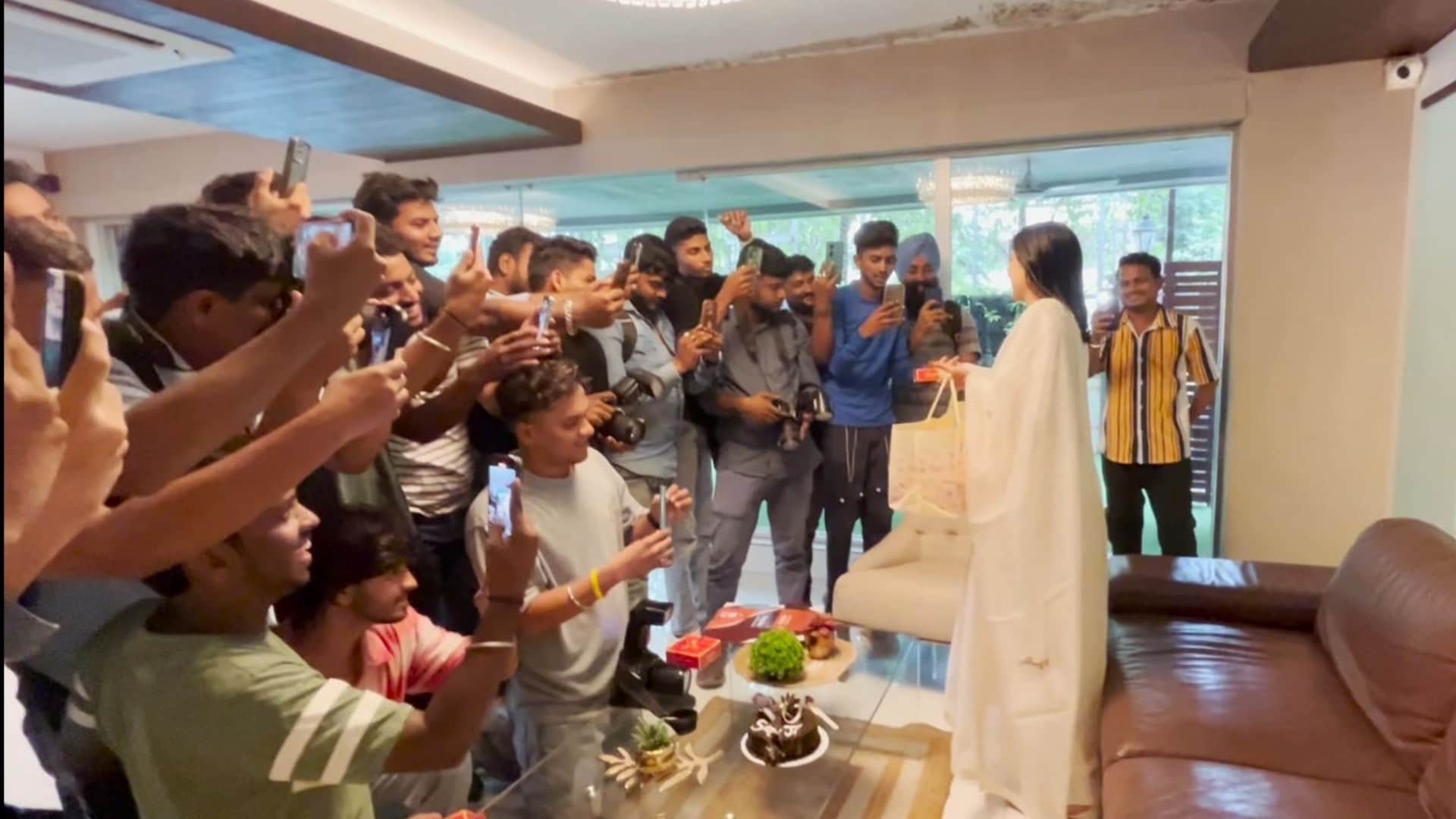 Sara Ali Khan celebrated her birthday with the paparazzi actress looked very beautiful in desi look