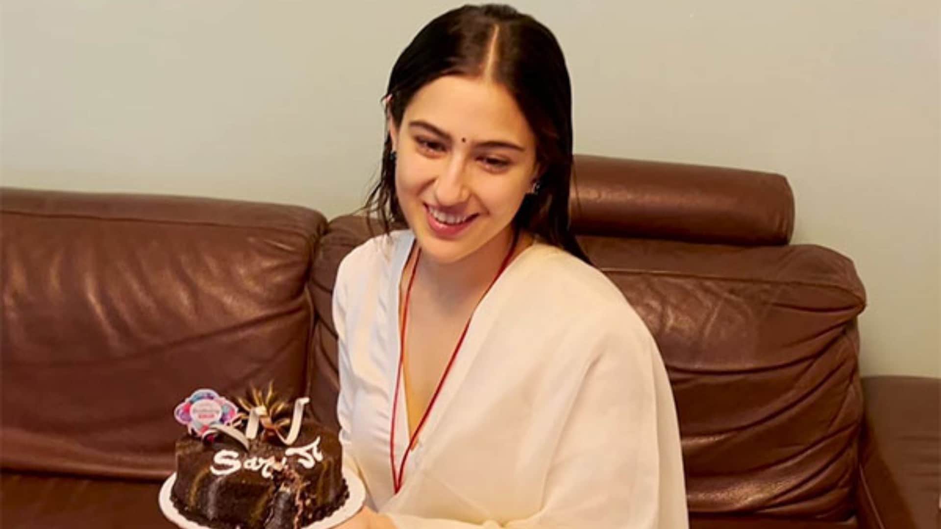 Sara Ali Khan celebrated her birthday with the paparazzi actress looked very beautiful in desi look