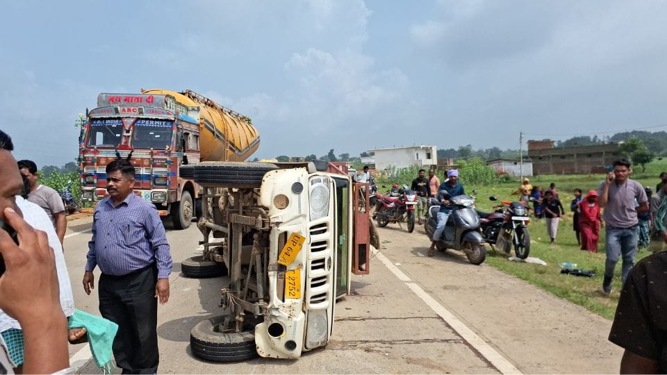 Pickup loaded with laborers overturns after colliding with mini truck in Surguja