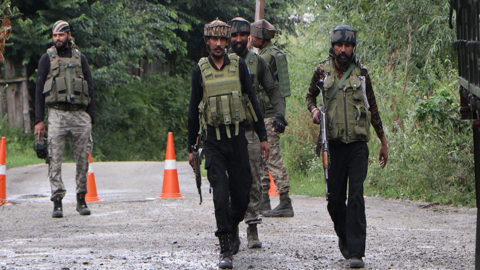 Anantnag Attack A group of three to four terrorists is hiding in Anantnag