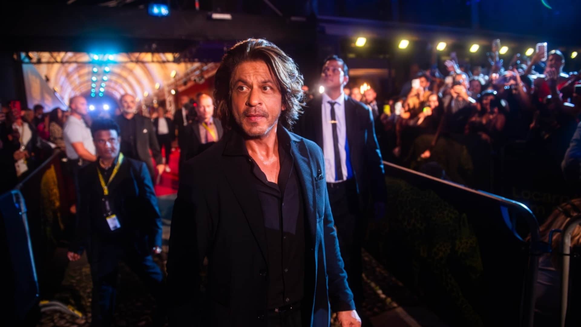 Shah rukh khan honored with Lifetime Achievement Award in locarno film festival won hearts with his signature
