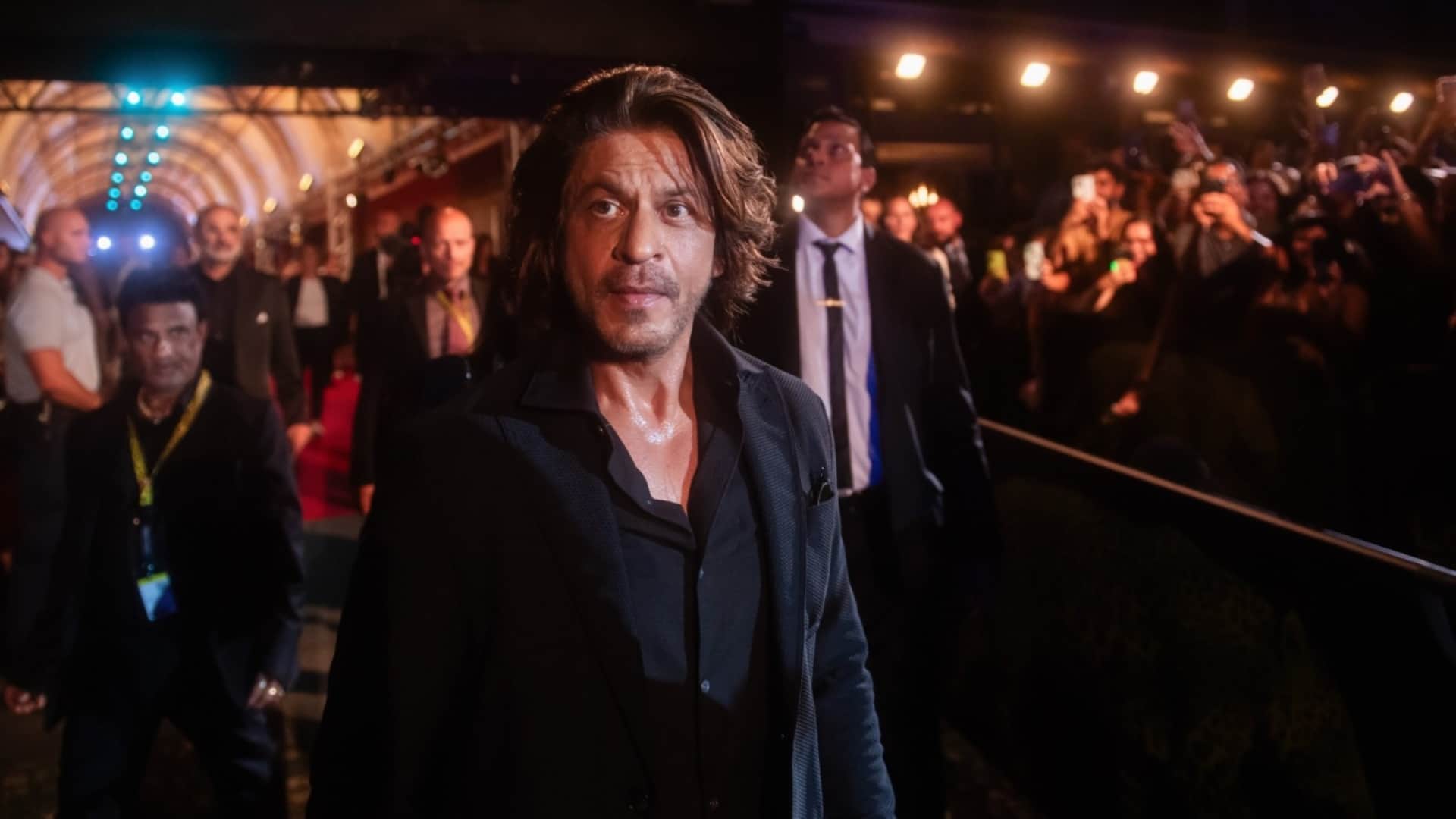 Shah rukh khan honored with Lifetime Achievement Award in locarno film festival won hearts with his signature