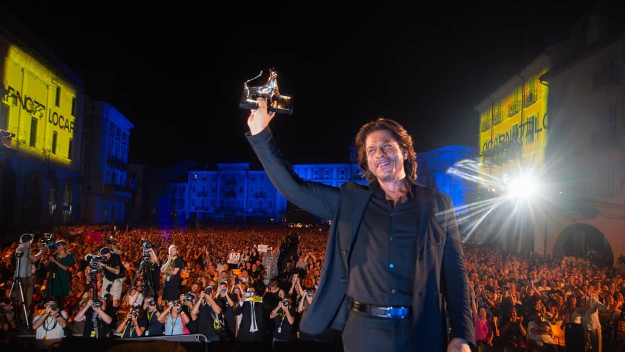 Shah rukh khan honored with Lifetime Achievement Award in locarno film festival won hearts with his signature