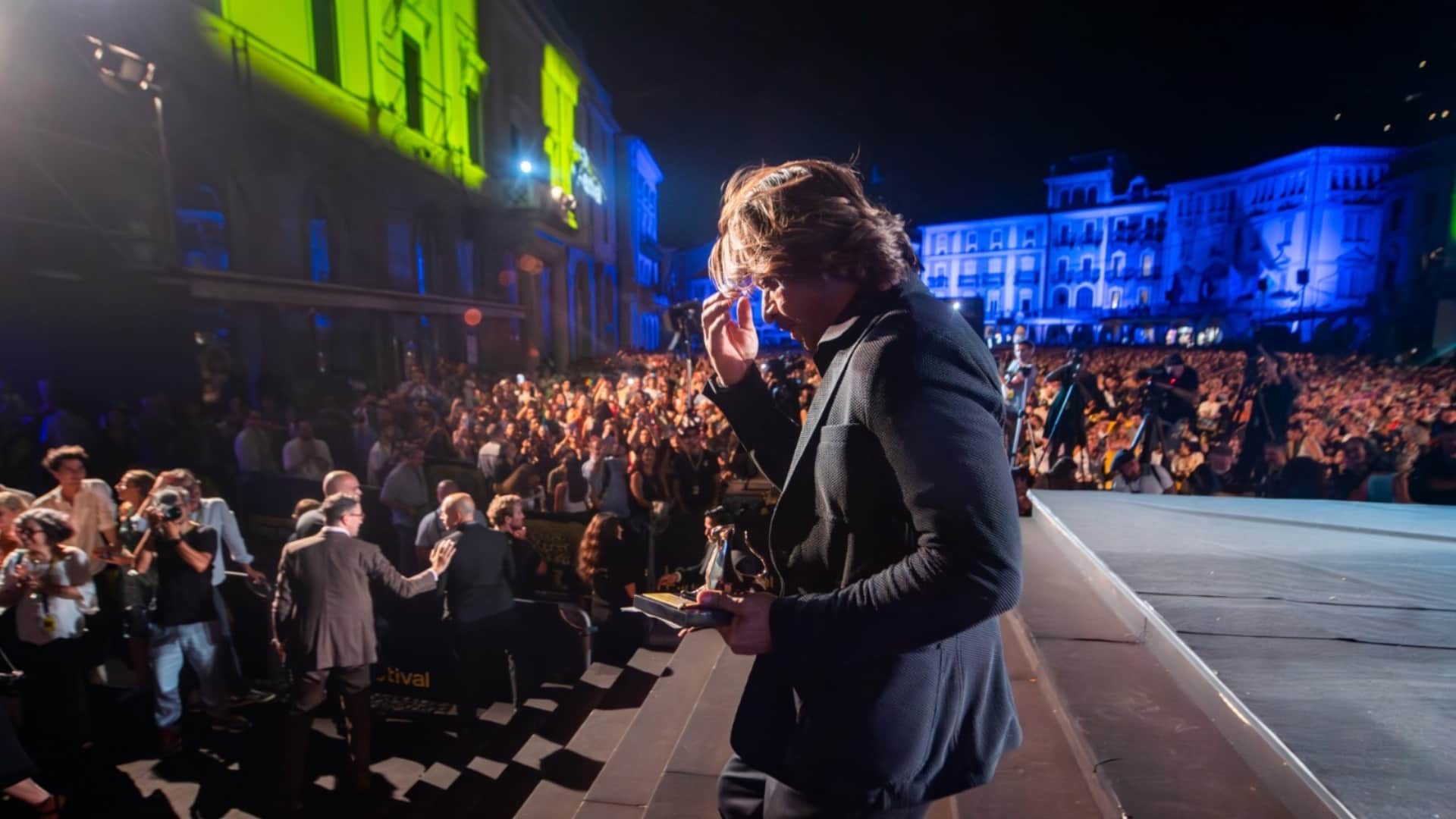 Shah rukh khan honored with Lifetime Achievement Award in locarno film festival won hearts with his signature
