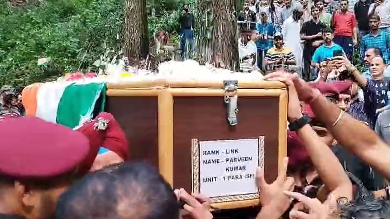 Sirmaur Martyred Soldier Funeral cremated with military honors in his native village