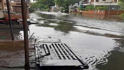 rain caused drains to overflow and dirty water entered houses In Agra children to adults were troubled