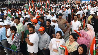 JK Tiranga Rally: श्रीनगर में निकली तिरंगा रैली, LG ने दिखाई हरी झंडी...अफसर हुए शामिल; देखें जश्न की तस्वीरें Tiranga rally LG manoj sinha leads and top officials participated in Srinagar