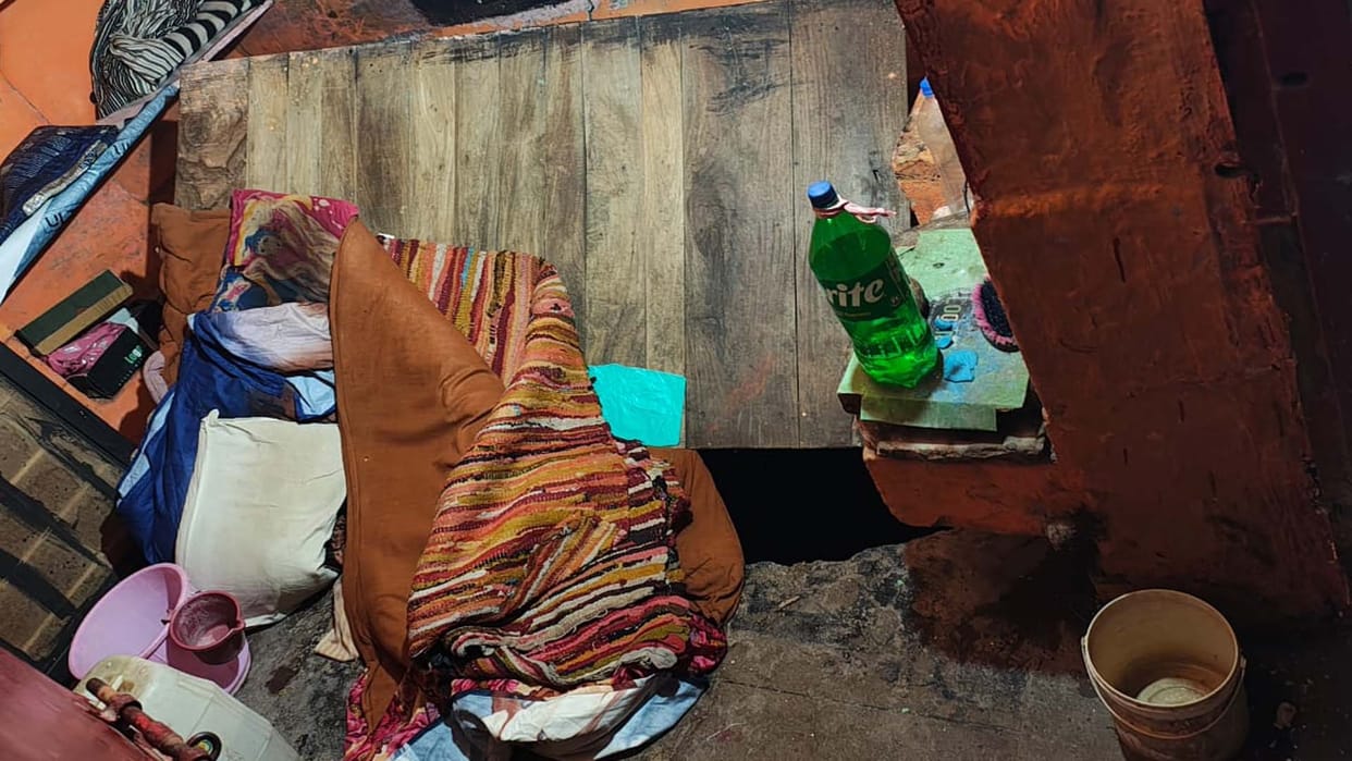 During the digging of the metro, a house collapsed again in Harbanshmohal
