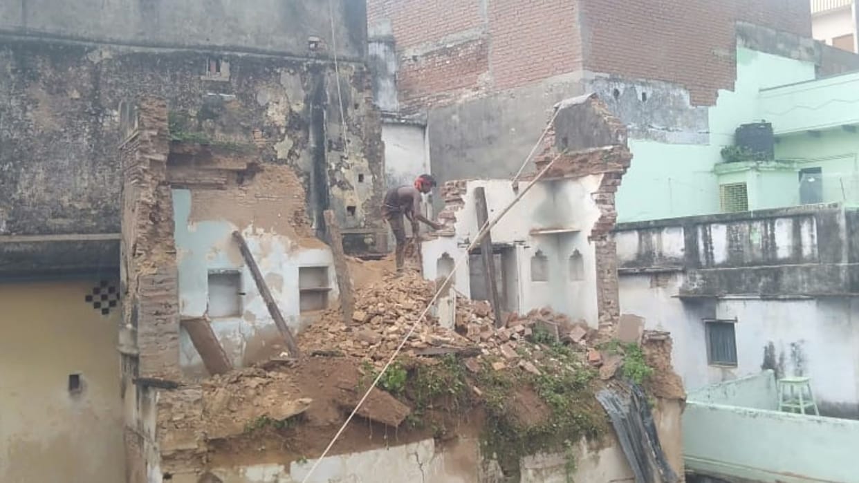people started demolishing own house in varanasi Municipal corporation and administration given notice