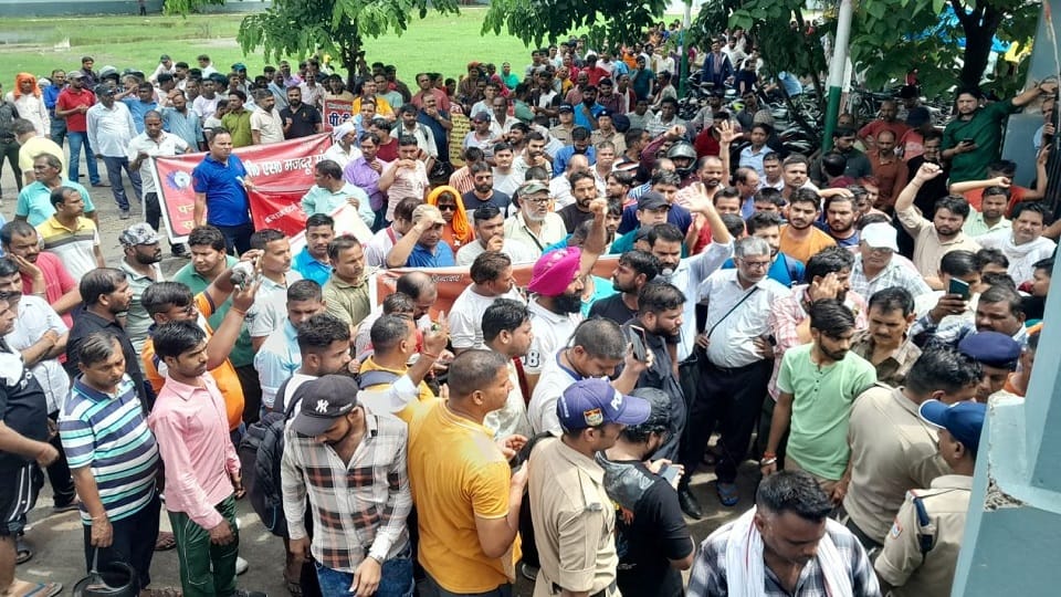Tension due to closure of workers going to MLA residence in Gandhi Park in rudrapur