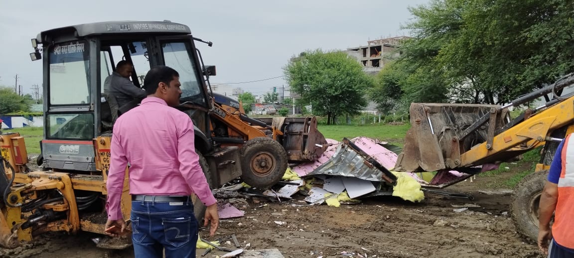 Indore: Dispute over occupation of Waqf Board land reached the police station, administration removed the boun