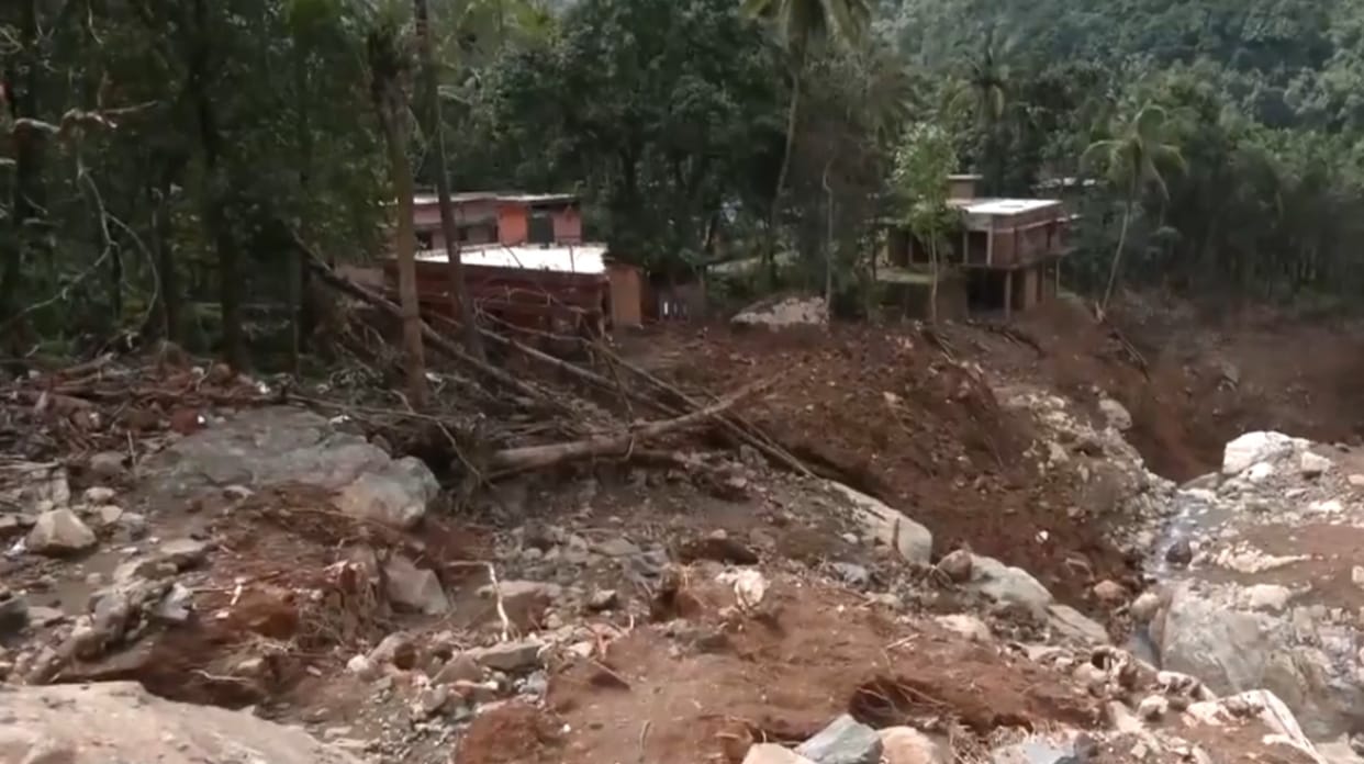 Churalamala river in spate due to heavy rains in Wayanad, people panic after seeing situation like landslide