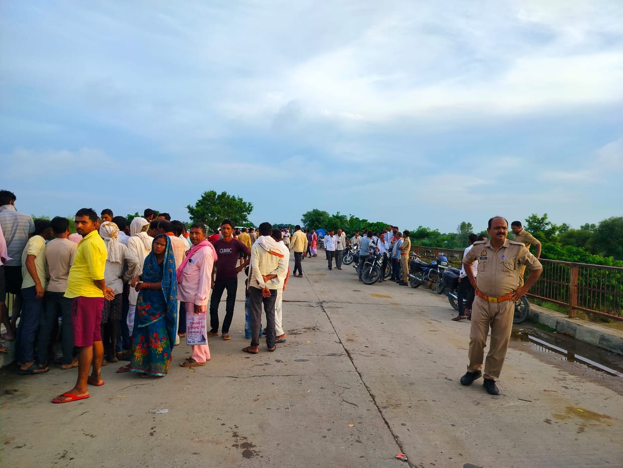 Balrampur: A man coming from Delhi jumped into Rapti river.