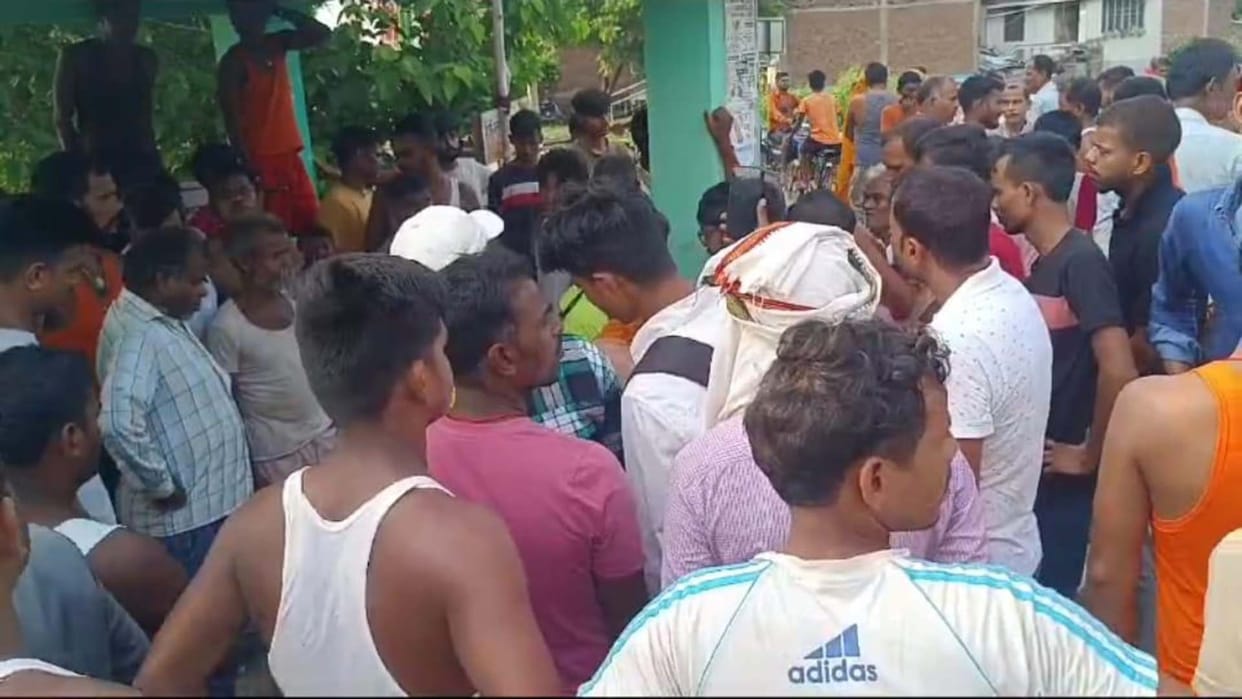 Bihar News : Two children died in ara bihar flood water by falling from father shoulder into high flow water