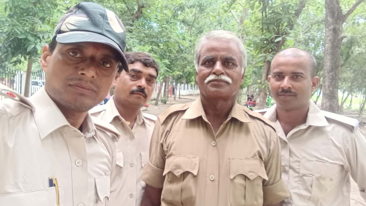 Bihar News : Bihar Police lapse in Governor Rajendra Arlekar's program, photo viral of watchman's son