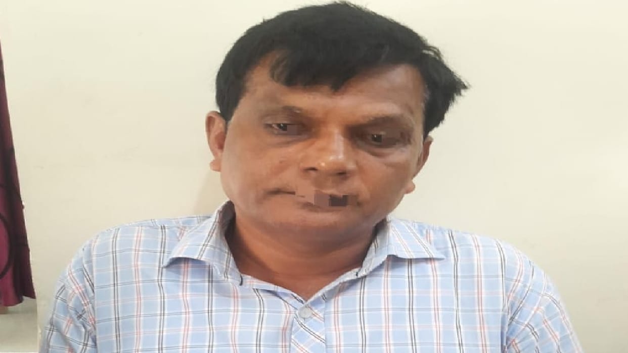Consolidation office clerk arrested taking bribe of Rs ten thousand in bareilly