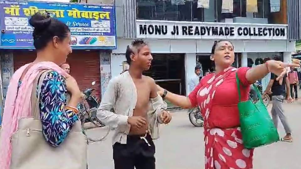 youth head shaved and paraded around intersection In Mainpuri who extorting money by posing fake eunuch