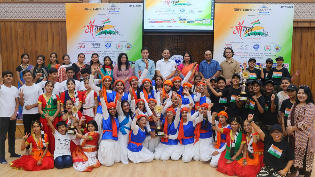 In Gorakhur, maa tujhe pranam Ganges of patriotism flowed with feet dancing on the wave of flag hoisting