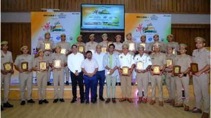 In Gorakhur, SSP gave respect and patted the back...the chest of the subordinates expanded