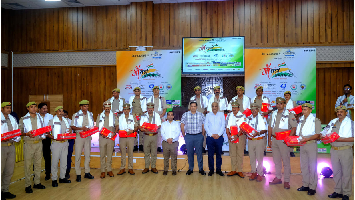 In Gorakhur, SSP gave respect and patted the back...the chest of the subordinates expanded