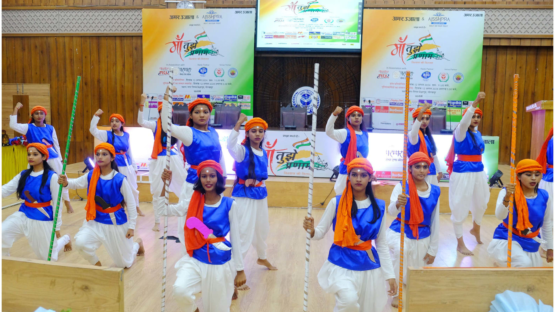 In Gorakhur, maa tujhe pranam Ganges of patriotism flowed with feet dancing on the wave of flag hoisting