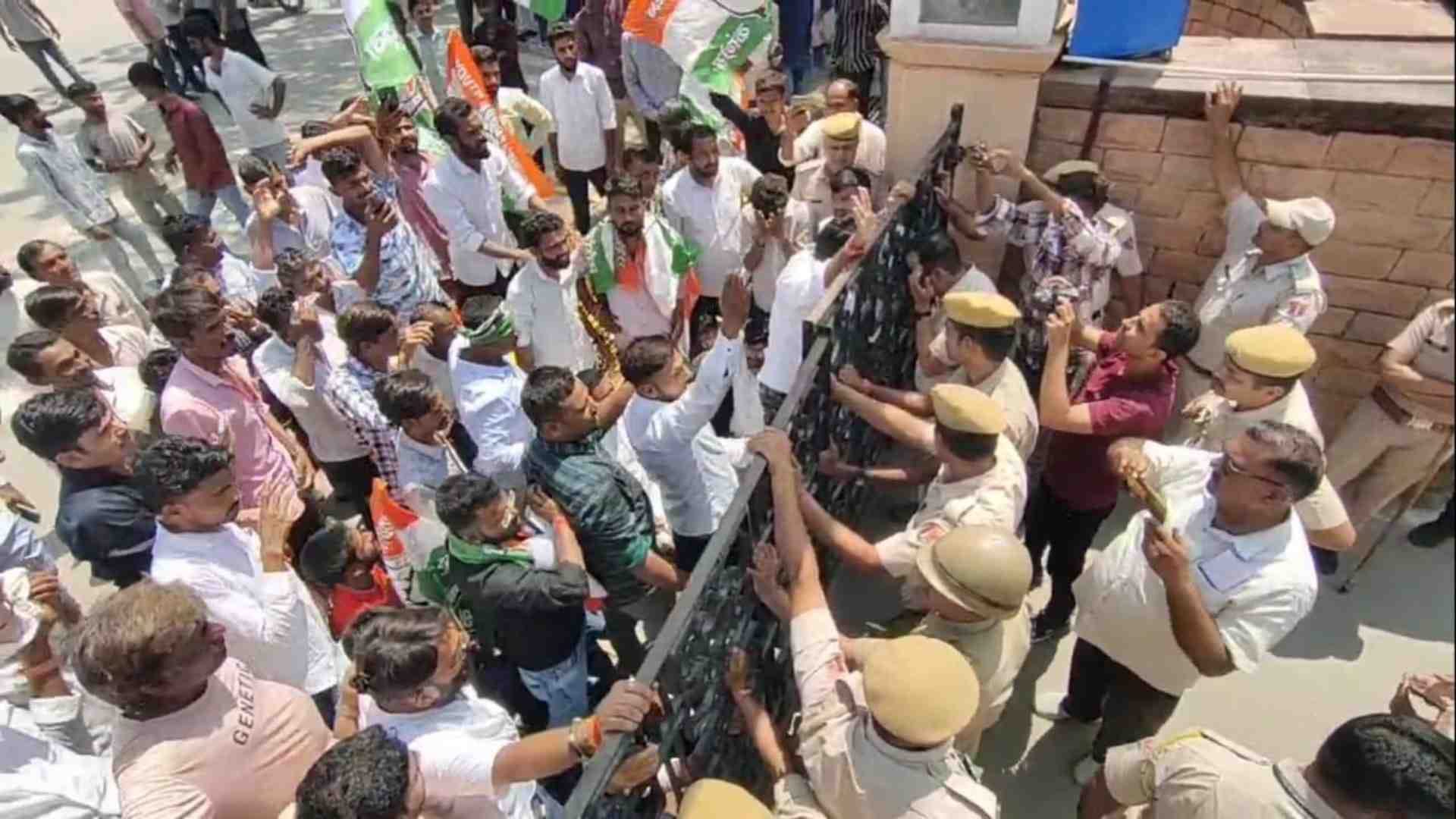 कलेक्ट्रेन गेट पर जमा हुए प्रदर्शनकारी।