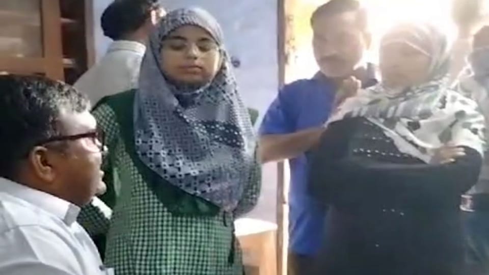 Kanpur Hijab Controversy 23 Girl Students Reached College Wearing Burqa-Hijab News in Hindi