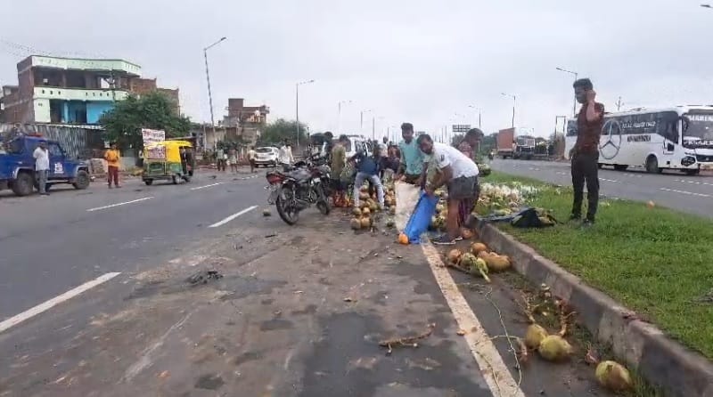 Magic overturned on Kanpur-Agra highway, coconuts containing water fell on road, villagers started loot