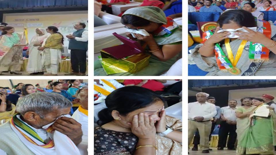 family members of martyrs were felicitated at Veerangna Samman ceremony in Agra