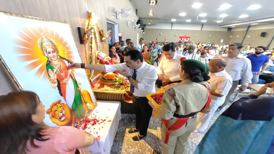 family members of martyrs were felicitated at Veerangna Samman ceremony in Agra